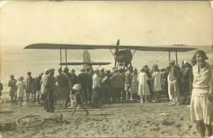 Un de nos avions sur le sable par René Doudard