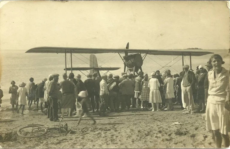 Un de nos avions sur le sable par René Doudard